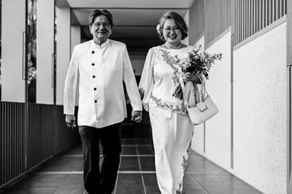 
Cik Sylvia Lim menyiarkan gambar hitam putih beliau dan Encik Quah Kim Song berjalan berpegangan tangan menyusuri koridor di gereja St Mary of the Angels di Bukit Batok pada 4 Januari. 