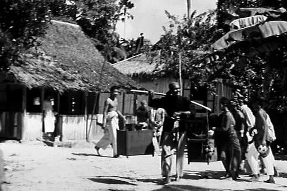 TEMPAT 'PONTIANAK' BERSARANG: Trilogi filem 'Pontianak' sebahagiannya dirakam di sekitar kampung Siglap, Padang Terbakar dan Tanah Merah, semuanya terletak di sepanjang East Coast tetapi jentolak telah memusnahkan rumah-rumah di Kampong Siglap ini sekitar akhir 1986. - Foto-foto CATHAY-KERIS