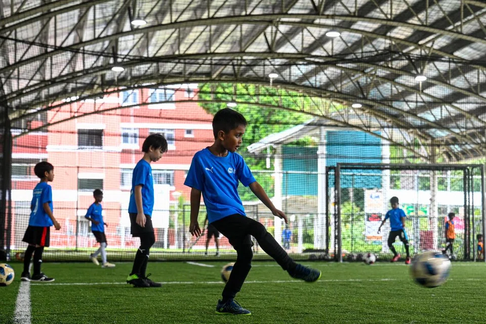 Sekitar 80 kanak-kanak menyertai Kem Bola Sepak anjuran empat badan bantu diri setempat yang diadakan pada 12 dan 13 Jun di Kick Off! Kovan. 
