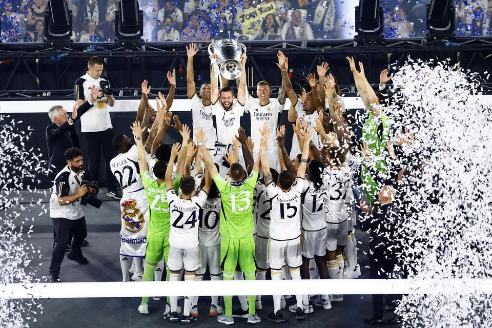 Pasukan Real Madrid mengangkat piala Liga Juara-Juara di Santiago Bernabeau yang penuh dengan peminat.