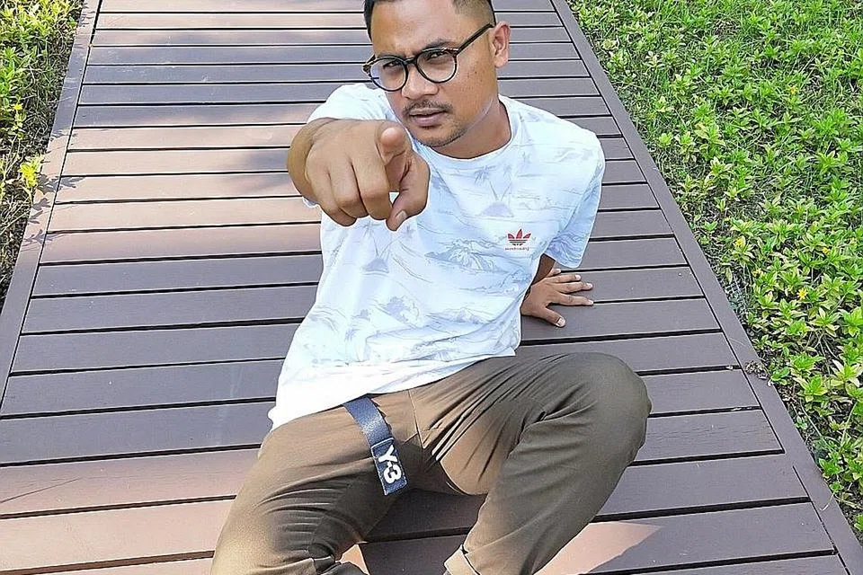 SEMAKIN MATANG: Syed Azmir sudah bersedia untuk kembali merakamkan lagu tanpa meninggalkan kerjaya sebagai jurulatih bola sepak yang kian mantap. - Foto BM oleh HANM MOHD SALEH