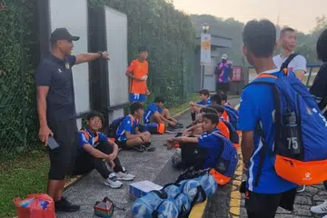 Pemain pasukan bawah 13 tahun (U-13) Hougang United terpaksa tunggu di luar Stadium Bukit Gombak yang telah ditempah untuk pertandingan memanah sepanjang hari pada 27 April. Pasukan tersebut sepatutnya menentang Woodlands Lions dalam perlawanan Liga Belia Singapura (SYL) pada 27 April di stadium itu.