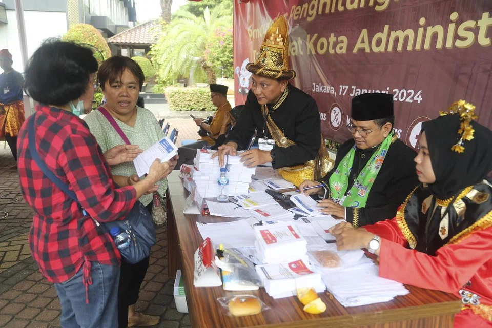 SUDAH BUAT PERSIAPAN: Petugas pilihan raya yang memakai pakaian tradisional melayani “pengundi” semasa menjalankan latihan pilihan raya umum akan datang, di Jakarta, Indonesia, pada 17 Januari. Pilihan raya umum di Indonesia dijadualkan pada 14 Februari.