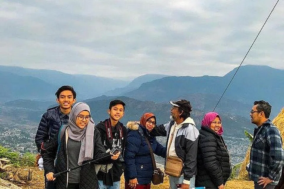 PERCUTIAN DI LUAR JANGKAAN: Penulis dan keluarga mengabadikan kenangan semasa berkunjung ke Sarangkot. Mereka melakar sendiri jadual lawatan ke Nepal. - Foto REHANA M SALLEH