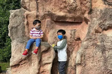PAKAI PELITUP? "NO PROBLEM": Anak-anak penulis, Harris (kiri) dua tahun, dan Danial, lima tahun, semasa bersiar-siar di Taman Labrador baru-baru ini. - Foto BH oleh NORMAN SAWI