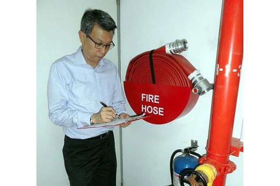 DARAJIT: Diberi tugas menilai tahap keselamatan di lokasi acara di daerah Kallang. - Foto ihsan DARAJIT DAUD