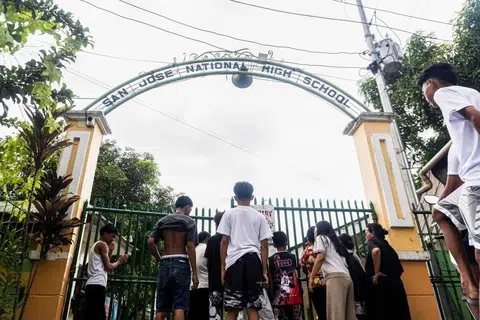Orang ramai berkumpul di pintu masuk Sekolah Menengah Kebangsaan San Jose di Tacloban City, wilayah Visayas Tengah, Filipina, selepas insiden tembakan pada 22 Jun 2026 yang didakwa dilakukan dua pelajar berusia 14 dan 15 tahun. Tiga pelajar terbunuh manakala 20 lagi cedera dalam kejadian yang mencetuskan kebimbangan terhadap keganasan di sekolah serta pengaruh kandungan ganas dalam talian.