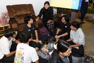 PEMBANGUNAN BELIA POSITIF: Cik Mariam Jaafar beramah-tamah bersama mentor dan mentee di pelancaran Peer di Woodlands. - Foto YAYASAN MENDAKI