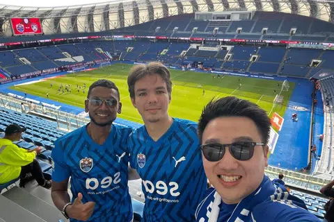 (Dari kiri) Encik G Reuben Gangesh, Encik Anatolii Kalugin dan Encik Bryan Wong bergambar di Stadium Sultan Ibrahim pada 21 Ogos. Ketiga-tiga rakan menyaksikan perlawanan LCS menentang JDT dalam Piala Shopee. 