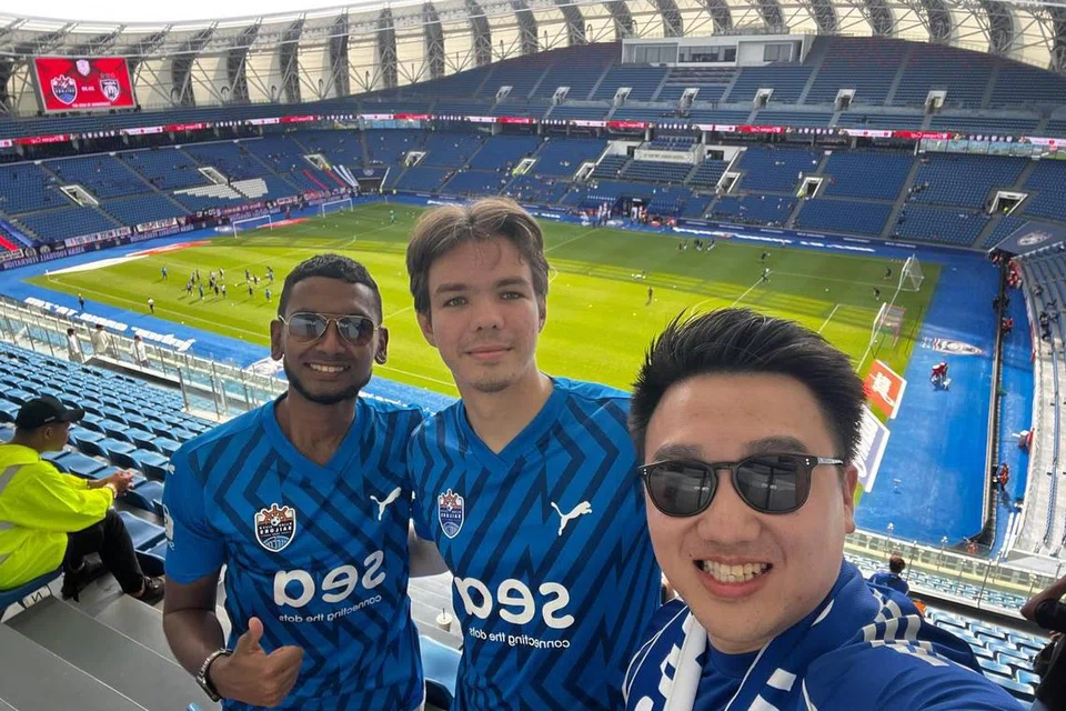 (Dari kiri) Encik G Reuben Gangesh, Encik Anatolii Kalugin dan Encik Bryan Wong bergambar di Stadium Sultan Ibrahim pada 21 Ogos. Ketiga-tiga rakan menyaksikan perlawanan LCS menentang JDT dalam Piala Shopee. 