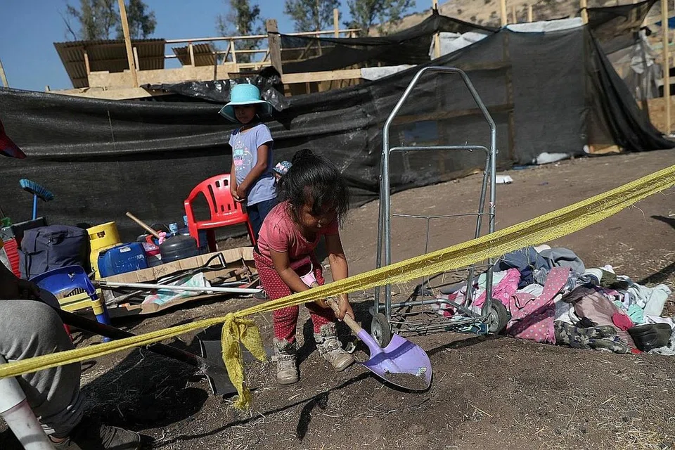 KEMISKINAN MENINGKAT: Di negara membangun, unjuran menunjukkan peningkatan kemiskinan dalam kalangan kanak-kanak sebanyak 15 peratus, kata Unicef. - Foto REUTERS