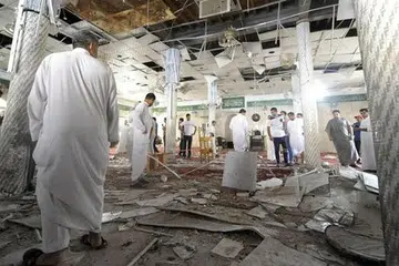 MASJID JADI SASARAN SERANGAN: Bangunan Masjid Imam Ali di sebuah kampung di wilayah Qatif menjadi sasaran serangan seorang pengebom nekad kelmarin. Kira-kira 30 orang dilaporkan terbunuh dan 50 lagi cedera dalam kejadian itu. - Foto AFP