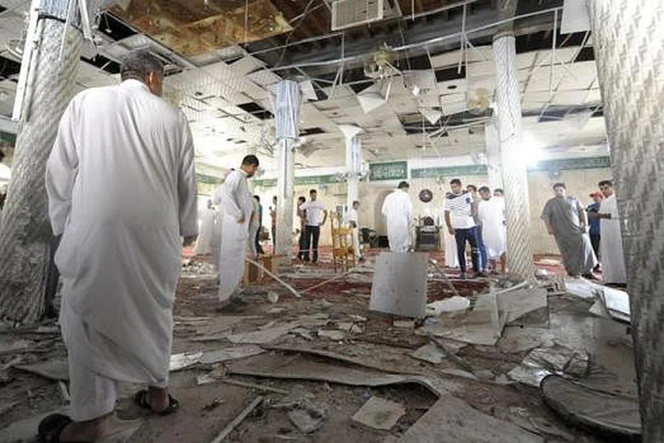 MASJID JADI SASARAN SERANGAN: Bangunan Masjid Imam Ali di sebuah kampung di wilayah Qatif menjadi sasaran serangan seorang pengebom nekad kelmarin. Kira-kira 30 orang dilaporkan terbunuh dan 50 lagi cedera dalam kejadian itu. - Foto AFP