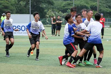 RAIKAN KEJAYAAN: Pemain muda dari Valentia CF meraikan kejayaan memenangi kategori Bawah 15 Tahun dalam kejohanan tahun lalu. - Foto fail