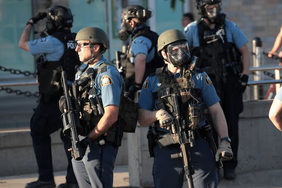 Polis di perhimpunan tunjuk perasaan di St. Paul, Minnesota di Amerika Syarikat pada Khamis (28 Mei). - Foto AFP