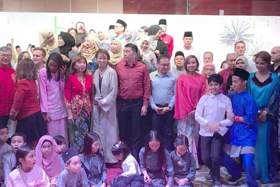 TETAMU KEHORMAT: Peserta dan hadirin tidak mahu ketinggalan untuk bergambar dengan Encik Tan serta Konsul Jeneral UAE, Encik Low Pit Chen. - Foto ROSEBI MOHD SAH
