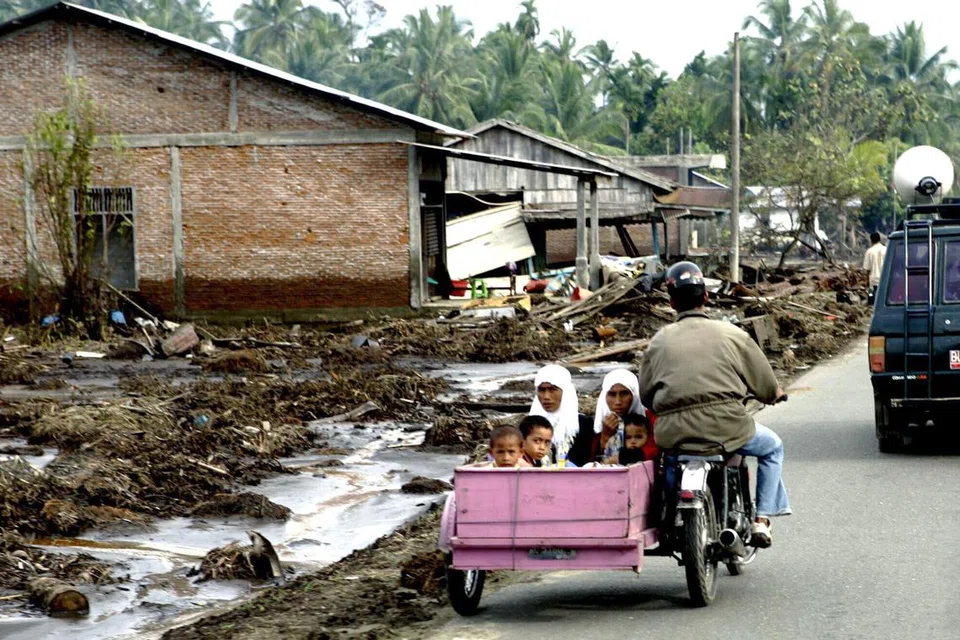 Walau ombak menghancurkan rumah, nyawa dan mata pencarian, rakyat Aceh tetap bangkit dan berusaha untuk berdiri teguh.