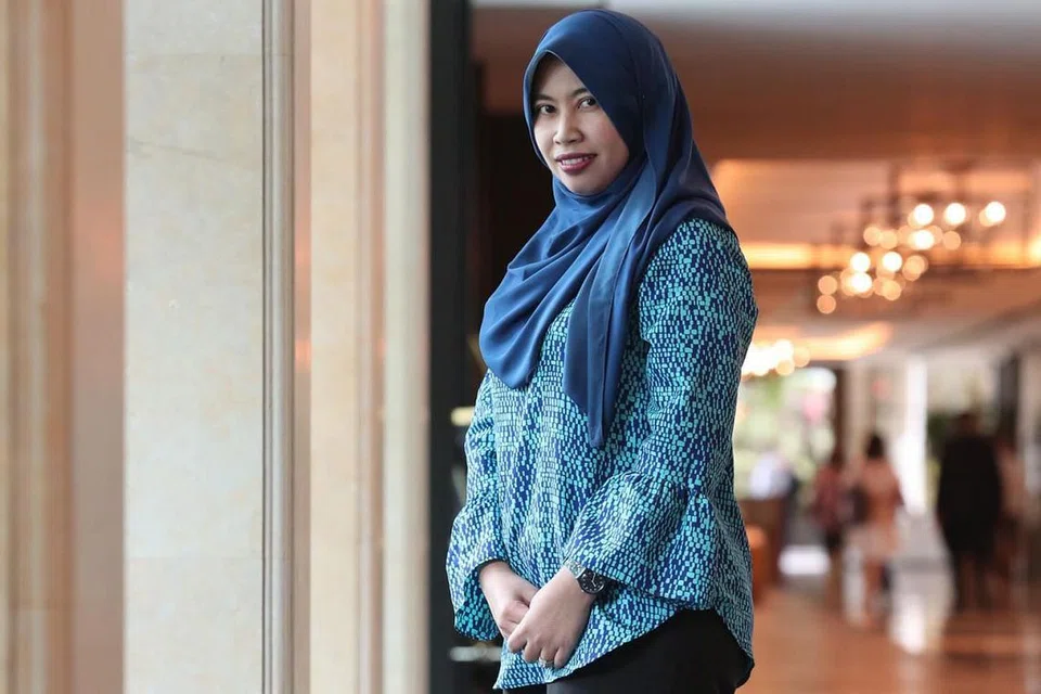 PUPUK NILAI MURNI DALAM DIRI PELAJAR: Pengetua Sekolah Menengah Queenstown, Cik Rasidah Rahim, percaya pendidikan bukan setakat untuk menyediakan pelajar bagi peperiksaan. Malah, ia juga melibatkan penerapan nilai-nilai murni dalam diri pelajar. - Foto BM oleh TIMOTHY DAVID