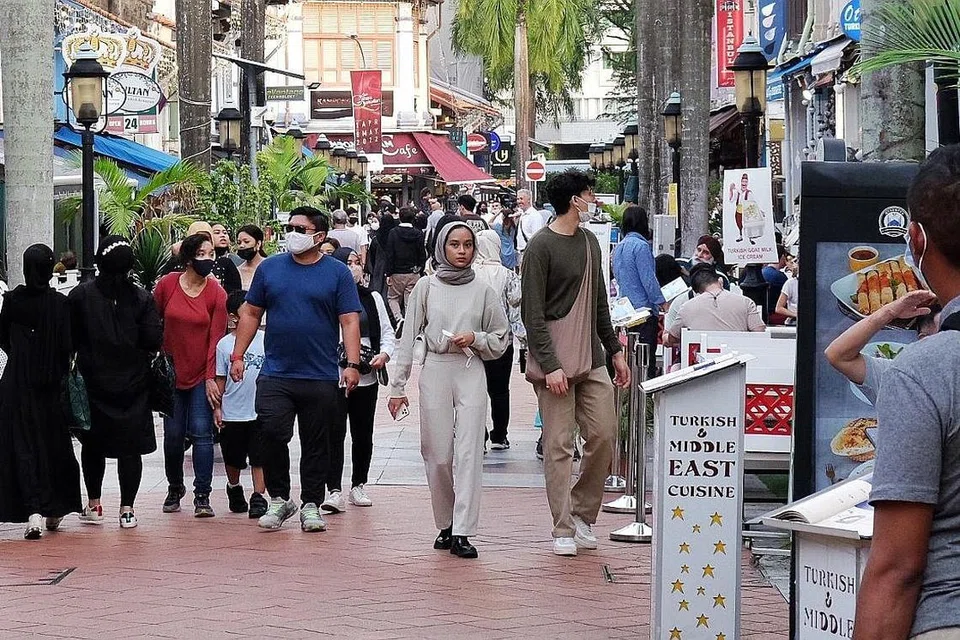 TURUT JADI TARIKAN: Restoran lain di kawasan Kampong Glam turut menarik ramai pelanggan semasa waktu berbuka puasa, dengan kelonggaran peraturan bagi orang ramai berkumpul dan makan bersama.