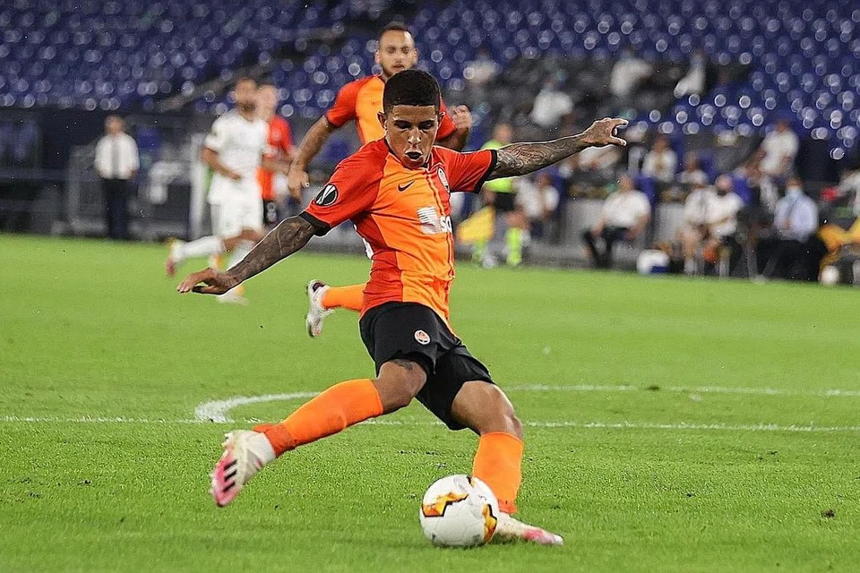 LEBARKAN JURANG: Pemain midfield Shakhtar, Dodo, menjairngkan gol keempat buat pasukannya dalam kemenangan 4-1 ke atas Basel awal pagi semalam. - Foto AFP 