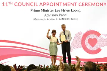 CDC PERKUKUH MASYARAKAT: Majlis Pembangunan Masyarakat (CDC) berperanan penting di peringkat daerah, kata Perdana Menteri, Encik Lee Hsien Loong, di acara Pelantikan Anggota Majlis CDC Central Singapura ke-11 pada Isnin di Balai Rakyat Jalan Besar. Kelihatan Mayor CDC Central Singapura, Cik Denise Phua, menyampaikan sijil peringatan kepada Perdana Menteri, Encik Lee Hsien Loong, semasa acara tersebut. Encik Lee merupakan Penasihat Akar Umbi Pertubuhan Akar Umbi GRC Ang Mo Kio.