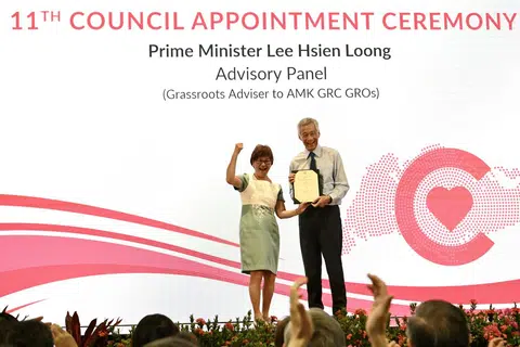 CDC PERKUKUH MASYARAKAT: Majlis Pembangunan Masyarakat (CDC) berperanan penting di peringkat daerah, kata Perdana Menteri, Encik Lee Hsien Loong, di acara Pelantikan Anggota Majlis CDC Central Singapura ke-11 pada Isnin di Balai Rakyat Jalan Besar. Kelihatan Mayor CDC Central Singapura, Cik Denise Phua, menyampaikan sijil peringatan kepada Perdana Menteri, Encik Lee Hsien Loong, semasa acara tersebut. Encik Lee merupakan Penasihat Akar Umbi Pertubuhan Akar Umbi GRC Ang Mo Kio.