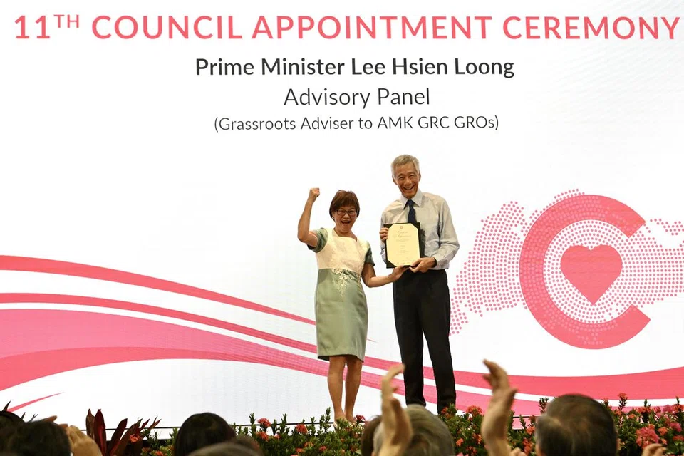 CDC PERKUKUH MASYARAKAT: Majlis Pembangunan Masyarakat (CDC) berperanan penting di peringkat daerah, kata Perdana Menteri, Encik Lee Hsien Loong, di acara Pelantikan Anggota Majlis CDC Central Singapura ke-11 pada Isnin di Balai Rakyat Jalan Besar. Kelihatan Mayor CDC Central Singapura, Cik Denise Phua, menyampaikan sijil peringatan kepada Perdana Menteri, Encik Lee Hsien Loong, semasa acara tersebut. Encik Lee merupakan Penasihat Akar Umbi Pertubuhan Akar Umbi GRC Ang Mo Kio.