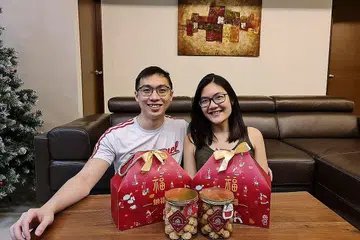 KEKALKAN SEMANGAT PERAYAAN: Pasangan Penduduk Tetap Singapura dari Johor Bahru, Encik Jared Lam dan Cik Ivy Lee, telah memulakan perniagaan membuat kuih dari rumah mereka, sejak Disember lalu dan permintaan bagi kuih tersebut agak menggalakkan sempena perayaan Tahun Baru Cina ini. - Foto ihsan JARED LAM