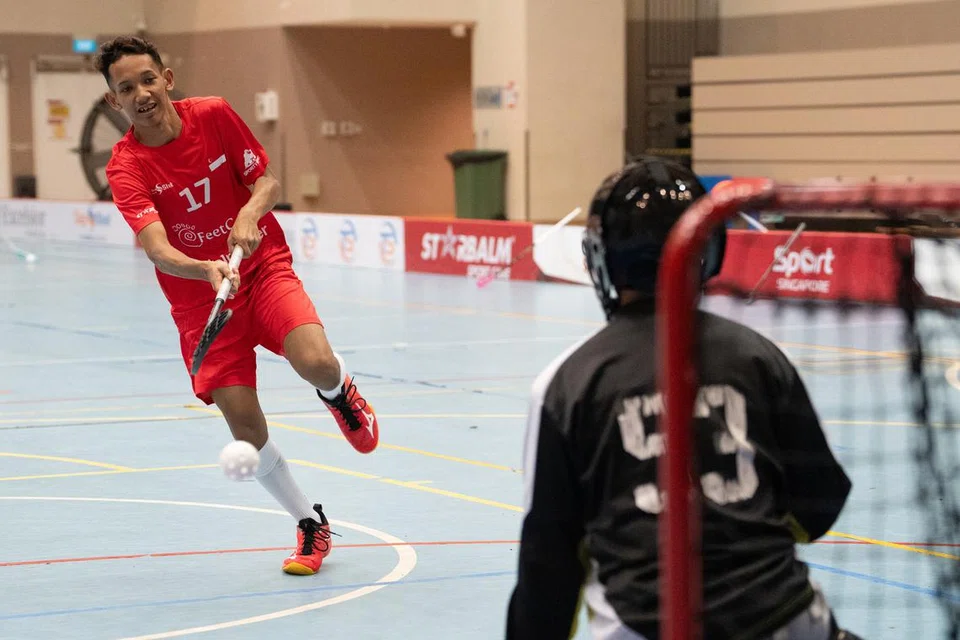 Penyerang bola lantai Bawah 19 Tahun Singapura, Irfan Aniq Masrezwan (kiri), telah menceburi sukan itu sejak berusia sembilan tahun.