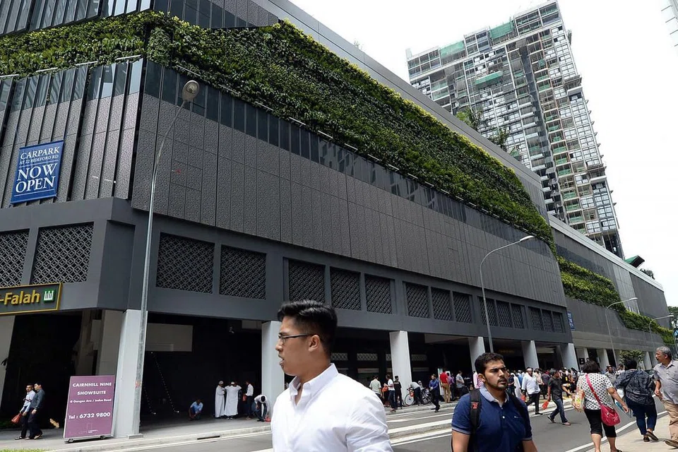 KESEGARAN MENYERLAH: Masjid kosmopolitan di tengah-tengah Orchard Road, Masjid Al-Falah, kini berwajah baharu, tampak lebih segar dari luar dengan pintu masuk yang dipertingkatkan. Ia membentuk sebahagian daripada pembangunan pelbagai guna termasuk perumahan pemium serta apartmen servis yang moden. - Foto-foto ZAINAL YAHYA