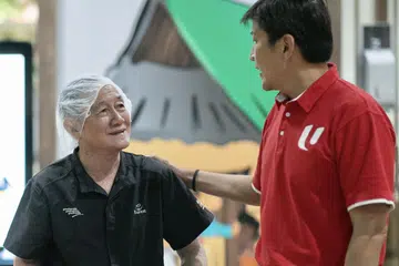 ALU-ALU BANTUAN: Setiausaha agung Kongres Kesatuan Kebangsaan Singapura (NTUC), Encik Ng Chee Meng (kanan) menyambut baik pengumuman berkaitan sokongan pekerja semasa Rapat Hari Kebangsaan (NDR) pada Ahad. 