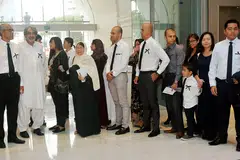 PERINGATI ALLAHYARHAM: Keluarga Allahyarham, termasuk Encik Munir (dua dari kiri), bersama mantan Menteri Negara Kanan, Encik Zainul Abidin Rasheed (kiri), berkumpul sebelum upacara memperingati Allahyarham berlangsung di Dewan Konsert Victoria semalam. - Foto KHALID BABA