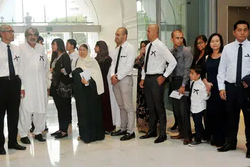 PERINGATI ALLAHYARHAM: Keluarga Allahyarham, termasuk Encik Munir (dua dari kiri), bersama mantan Menteri Negara Kanan, Encik Zainul Abidin Rasheed (kiri), berkumpul sebelum upacara memperingati Allahyarham berlangsung di Dewan Konsert Victoria semalam. - Foto KHALID BABA