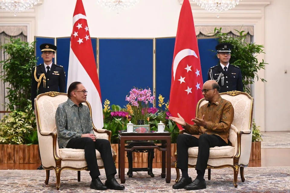 HUBUNGAN BAIK: Presiden Tharman Shanmugaratnam (kanan) menerima kunjungan Perdana Menteri Malaysia, Datuk Seri Anwar Ibrahim, di Istana pada pagi Isnin.