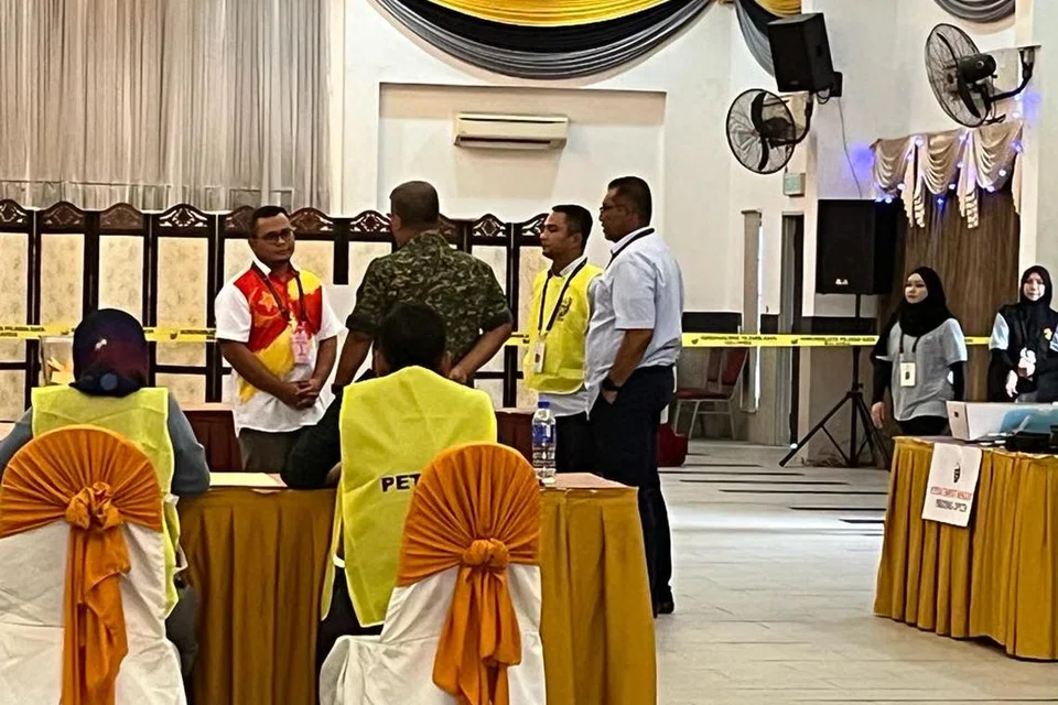 TURUN PADANG: Datuk Seri Amirudin Shari (berdiri, kiri) meninjau suasana di pusat mengundi awal untuk anggota keselamatan di Depoh Bekalan Tentera, Jalan Kuching, Selangor pada Selasa.