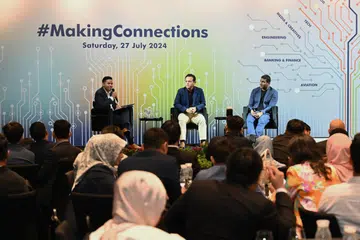 Encik Zaqy Mohamad (tengah) dan Encik Suthen Thomas Paradatheth (kanan) membincangkan soal tenaga kerja masa depan bersama peserta dialog  #MakingConnections, yang dikendalikan moderator, Encik Matin Mohdari, Ketua Dasar Awam, Hal Ehwal Pemerintah dan Korporat, Kumpulan Expedia.  