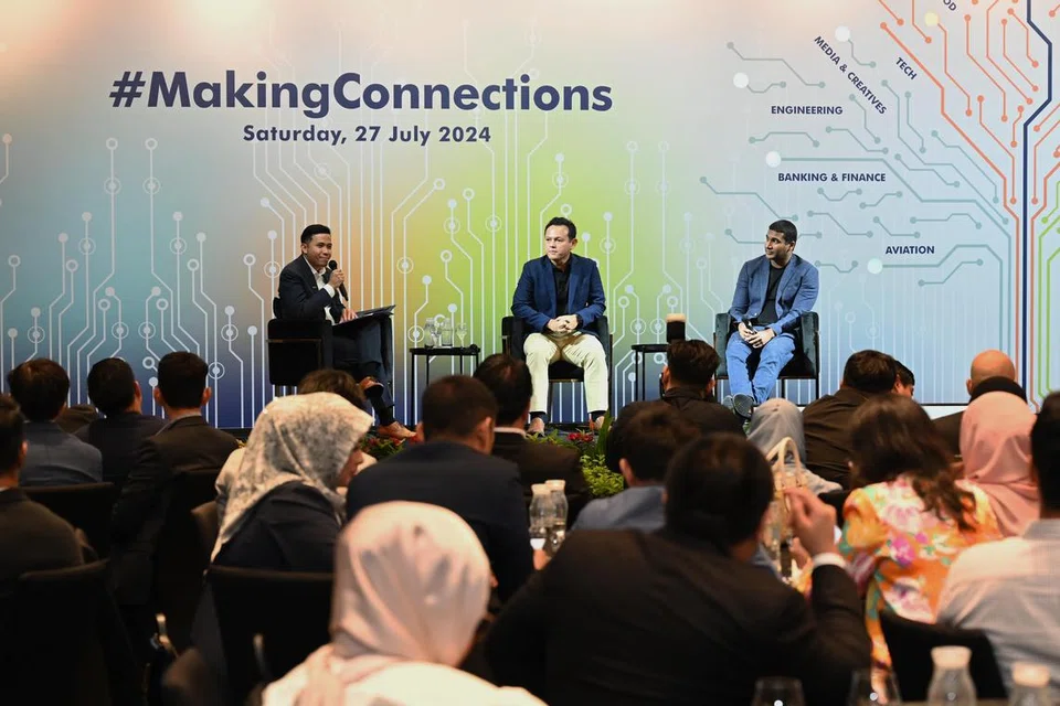 Encik Zaqy Mohamad (tengah) dan Encik Suthen Thomas Paradatheth (kanan) membincangkan soal tenaga kerja masa depan bersama peserta dialog  #MakingConnections, yang dikendalikan moderator, Encik Matin Mohdari, Ketua Dasar Awam, Hal Ehwal Pemerintah dan Korporat, Kumpulan Expedia.  