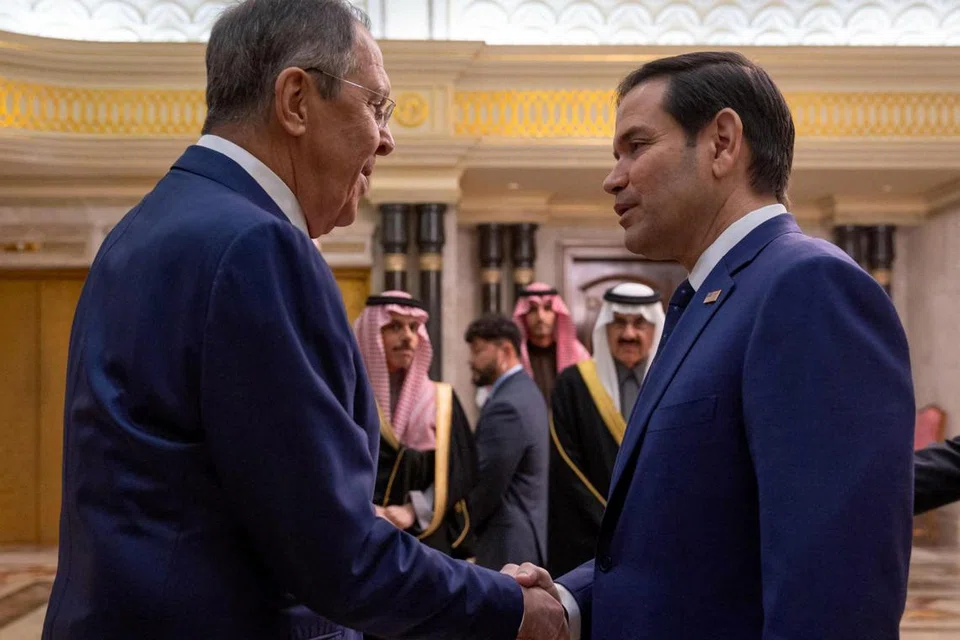 Setiausaha Negara Amerika Syarikat, Encik Marco Rubio (kanan), bertemu dengan Menteri Luar Russia,  Encik Sergei Lavrov, di Istana Diriyah, Riyadh, Arab Saudi, pada 18 Februari. 