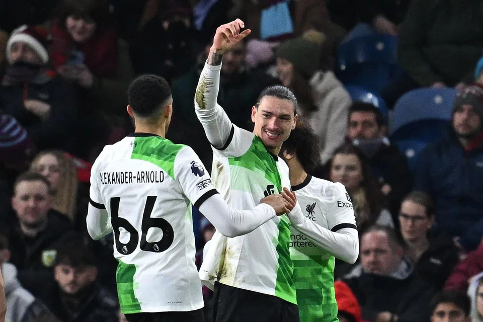 KEMBALI JARINGKAN GOL: Penyerang Liverpool, Darwin Nunez (tengah) berjaya membuka tirai jaringan dalam perlawanan yang menyaksikan Liverpool tewaskan Burnley 2-0 pada 26 Disember.