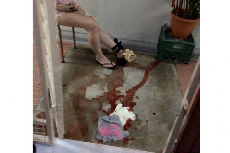 KEJADIAN NGERI: Kaki Cik Chan berlumuran darah kerana dipatuk ular.
