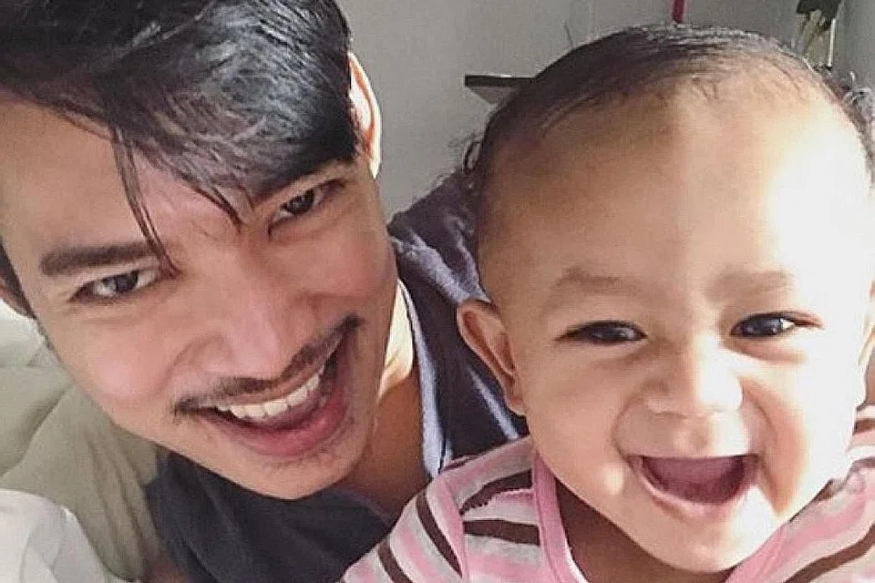AYAH MUDA: Hael, 30 tahun, sudah bergelar bapa kepada anak angkatnya, Nur Helena, meskipun belum berumahtangga lagi. - Foto ihsan HAEL HUSAINI