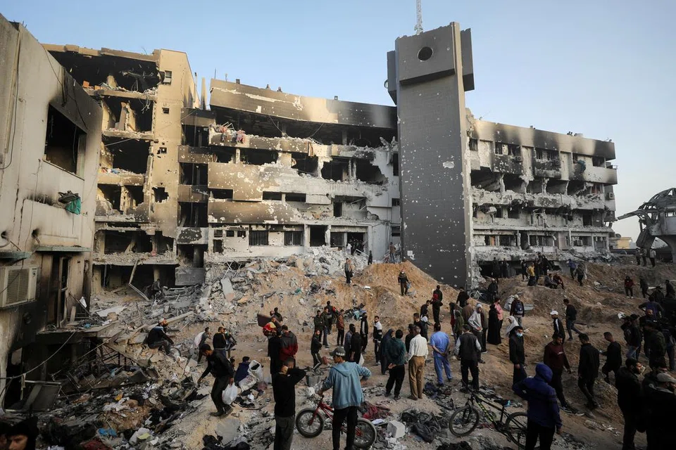 Penduduk Palestin memeriksa Hospital Al-Shifa yang hampir musnah selepas tentera Israel berundur daripada hospital dan kawasan sekitarnya selepas operasi dua minggu.