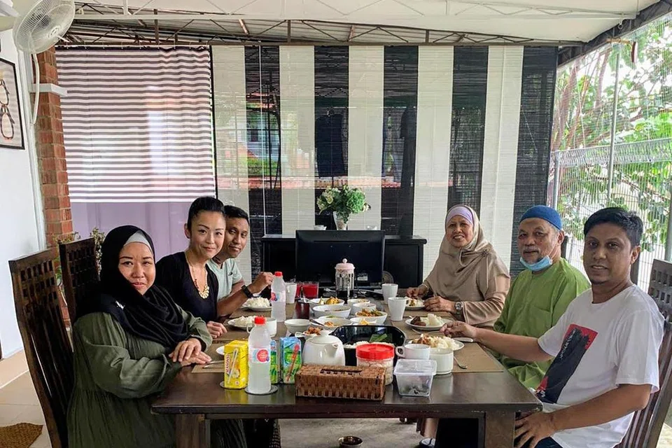 BG Fairoz Hassan (tiga dari kiri) menjamu selera bersama ahli keluarganya (dari kiri), kakak iparnya Cik Sarina Samian, arwah isterinya, Cik Dawn Lim, ibunya, Cik Sukini Sajari, bapanya, Encik Hassan Haron, dan abangnya, Encik Herman Hassan.