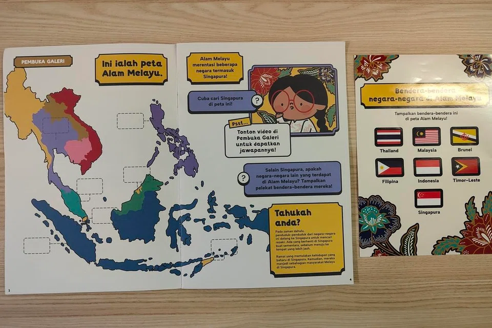 Pengunjung cilik boleh melekatkan pelekat bendera negara-negara Alam Melayu pada peta dalam buku kecil, ‘Kembara Alam Melayu’, mereka. 