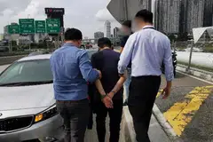 Ng Teck Lee (tengah), yang merupakan ketua pegawai eksekutif (CEO) firma kitar semula yang tersenarai, Citiraya Industries, diserahkan kepada pegawai Biro Siasatan Amalan Rasuah (CPIB) pada 3 Disember.