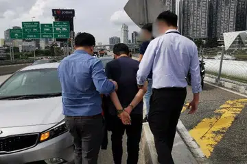 Ng Teck Lee (tengah), yang merupakan ketua pegawai eksekutif (CEO) firma kitar semula yang tersenarai, Citiraya Industries, diserahkan kepada pegawai Biro Siasatan Amalan Rasuah (CPIB) pada 3 Disember.