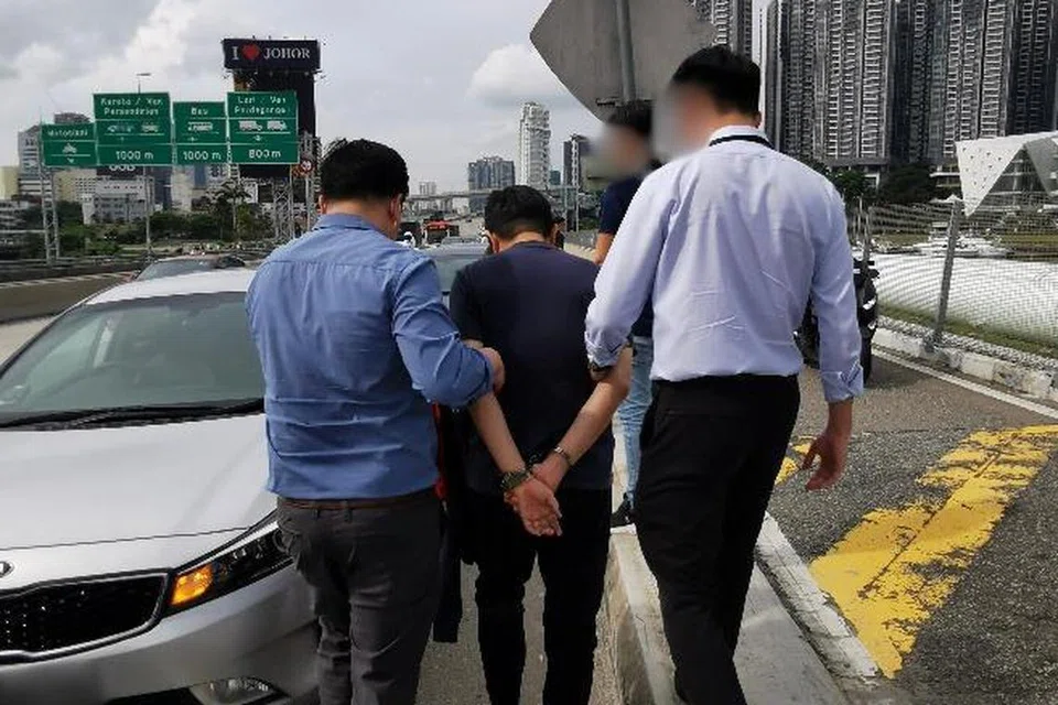 Ng Teck Lee (tengah), yang merupakan ketua pegawai eksekutif (CEO) firma kitar semula yang tersenarai, Citiraya Industries, diserahkan kepada pegawai Biro Siasatan Amalan Rasuah (CPIB) pada 3 Disember.
