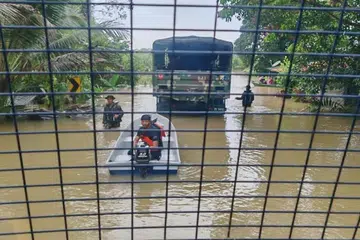 SELAMATKAN MANGSA: Pasukan mencari dan menyelamat khas Malaysia (Smart) bersama aset Angkatan Tentera Malaysia, Polis Diraja Malaysia dan Angkatan Pertahanan Awam dikerah mencari mangsa banjir yang terperangkap di lokasi yang telah dikenal pasti di Kelantan.