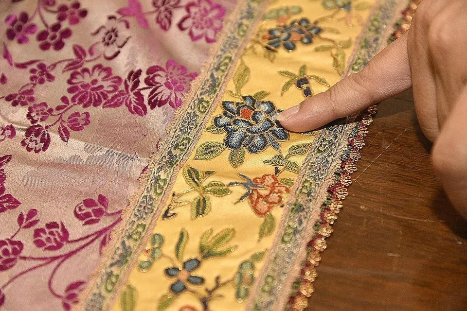 DISULAM DENGAN TELITI: Sulaman bunga peony ini menunjukkan kepentingan menjadi mahir dalam kemahiran menghias sehelai kain dengan jarum dan benang pada usia muda. - Foto BH oleh DESMOND WEE 
