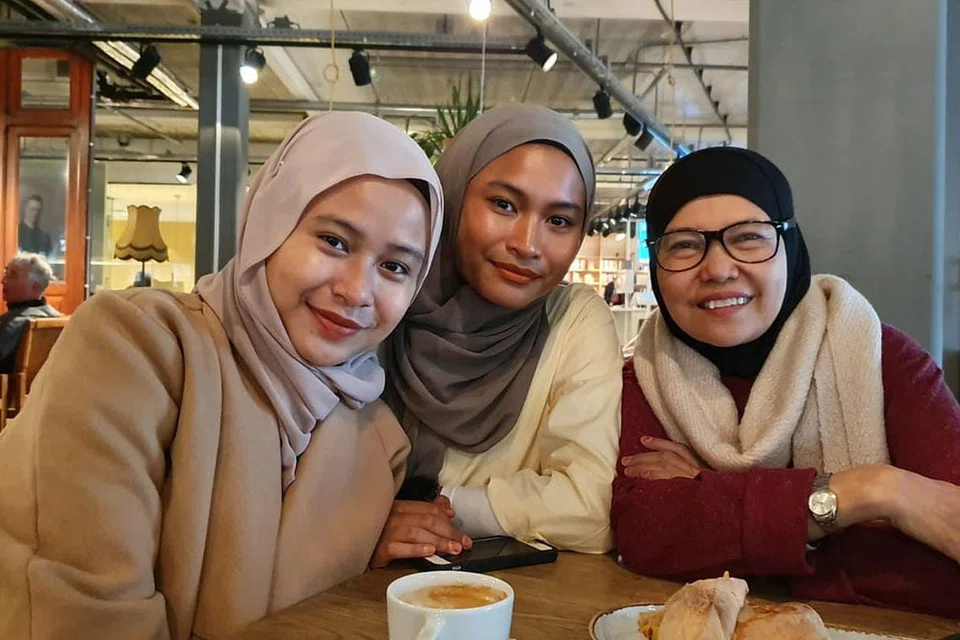 BERSAMA KELUARGA: Cik Norullayaley (paling kiri), yang bergambar bersama adiknya Cik Norulhijriah dan ibu mereka, Cik Sarimah Soeradi, akur pengorbanan besar yang dilakukan ibunya bagi membantu beliau menjejakkan kaki ke menara gading. - Foto ihsan NORULLAYALEY MOHD IKBAL